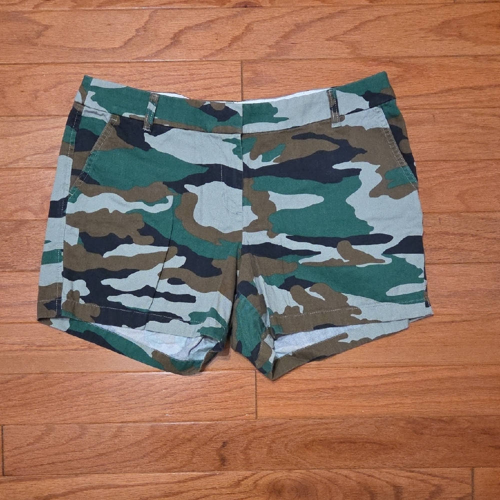 Women's Camo Print Shorts - Green Camouflage